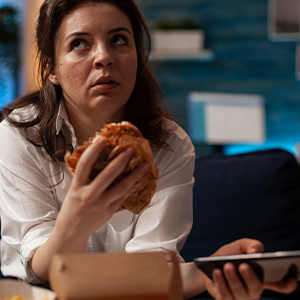 Foto de uma pessoa comendo e pensando